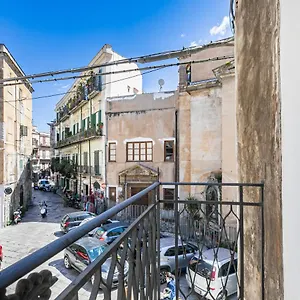 piazza-pretoria-quattro-canti-roomy-flats-with-balconies.palermohotels.org/